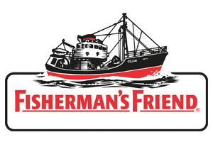Schwarz-weiße Zeichnung eines Fischerbootes mit rotem Schriftzug „Fisherman’s Friend“ darunter auf weißem Hintergrund.