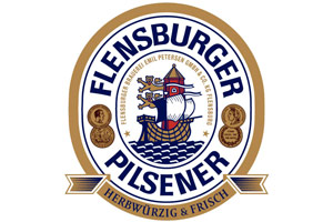 Das Logo von Flensburger Pilsener zeigt ein Segelschiff in einem Kreis mit blauem Schriftzug und goldenen Verzierungen.