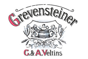 Schwarzer Schriftzug „Grevensteiner“ mit rotem Anfangsbuchstaben, darunter gekrümmte Ornamente und der Schriftzug „C.& A. Veltins“.