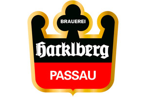 Ein weißer Schriftzug „Hacklberg“ und „Passau“ auf schwarzem und rotem Hintergrund, oben das Wort „Brauerei“ in einer Krone.
