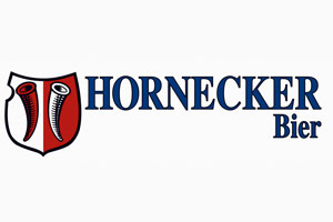Ein Wappen mit zwei roten Hörnern auf weißem Grund, daneben blauer Schriftzug Hornecker Bier auf weißem Hintergrund.