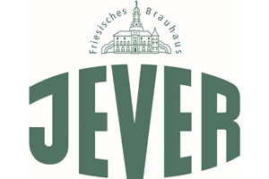 Grünes Logo mit der Aufschrift „JEVER“, darüber ein Gebäude und der Text „Friesisches Brauhaus“ auf weißem Hintergrund.