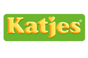 Goldgelber Schriftzug „Katjes“ mit einem Herz über dem „j“, auf grünem Hintergrund, rechts ein kleines Registered-Zeichen.