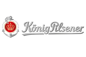Rotes Wappen mit Krone und Anker links, daneben silberner Schriftzug „König Pilsener“ auf weißem Hintergrund.