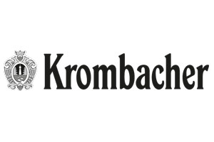 Schriftzug „Krombacher“ in schwarzer Schrift, links daneben ein Wappen mit einem Baum in der Mitte.