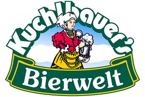 Logo mit Schrift „Kuchlbauer's Bierwelt“, Frau in Tracht hält Bierkrug, Hintergrund blau mit grünem Banner.