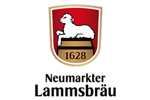 Rotes Wappen mit einem weißen Schaf auf einem Fass daneben die Zahl 1628, darunter steht Neumarkter Lammsbräu in Schwarz.