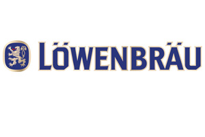 Blauer Schriftzug „LÖWENBRÄU“ mit gelber Umrandung, links daneben ein gelbes Löwenwappen auf blauem Hintergrund.