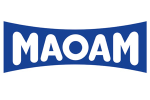 Weißer Schriftzug „MAOAM“ auf blauem, geschwungenem Hintergrund.