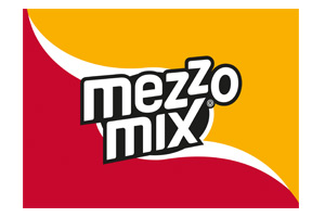 Mezzo Mix-Logo mit weißem Schriftzug auf schwarzem Hintergrund, gelber und roter Farbfläche sowie geschwungenem weißen Streifen.