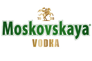 Grüner Schriftzug „Moskovskaya“ und goldener Schriftzug „Vodka“ mit einem goldenen Reiter-Symbol und der Zahl „1938“.