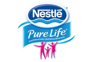 Blau-weißes Logo mit Schriftzug „Nestlé Pure Life Natürliches Mineralwasser“ und drei pinken Figuren darunter.