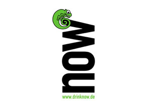 Ein grünes Chamäleon sitzt auf dem schwarzen Wort „now“, darunter steht www.drinknow.de in grüner Schrift auf weißem Hintergrund.