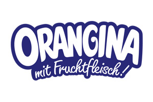 Blauer Schriftzug „ORANGINA“ mit weißer Umrandung, darunter der Zusatz „mit Fruchtfleisch!“ in weiß auf dunkelblauem Hintergrund.