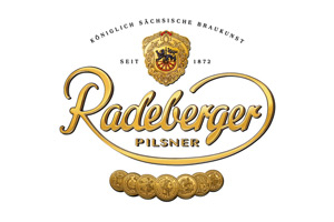 Goldenes Radeberger Pilsner-Logo mit Wappen, Schriftzug und sieben goldenen Medaillen auf weißem Hintergrund.