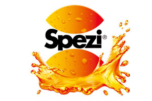 Das Wort „Spezi“ in schwarzer Schrift ist vor einem gelben und orangefarbenen Hintergrund mit spritzender Flüssigkeit platziert.