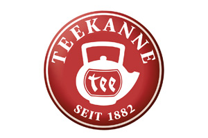 Rotes rundes Logo mit weißer Teekanne und Schriftzug „TEEKANNE“ oben sowie „SEIT 1882“ unten.