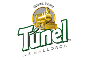 Ein gelber Zug in einem Kreis mit der Überschrift „Since 1898“, darunter der grüne Schriftzug „Túnel de Mallorca“.