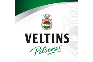 Weiße Verpackung mit grünem Bogen, Schriftzug „Veltins Pilsener“ und einem Wappen mit Krone oben.