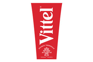 Rotes Vittel-Logo mit weißem Schriftzug, darunter „Source Thermale“ und ein stilisierter Brunnen mit „Vosges-France EST 1854“.