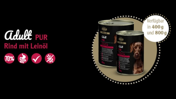 Zwei schwarze Dosen Hundefutter mit der Aufschrift „Adult PUR Rind mit Leinöl“, daneben Text „Verfügbar in 400 g und 800 g“.