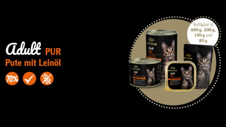 Das Bild zeigt Katzenfutterdosen und -beutel der Sorte „Adult PUR Pute mit Leinöl“, erhältlich in vier Größen von 85 g bis 400 g.