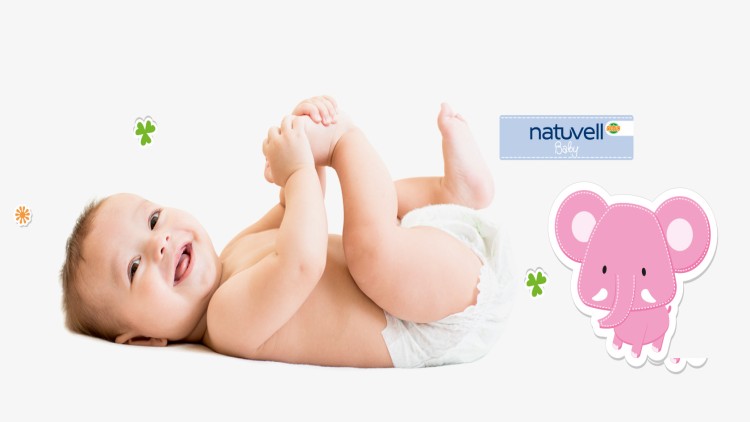 Ein Baby in einer weißen Windel liegt auf dem Rücken, daneben ein rosa Elefant und das Logo „natuvell Baby“ mit GLOBUS.