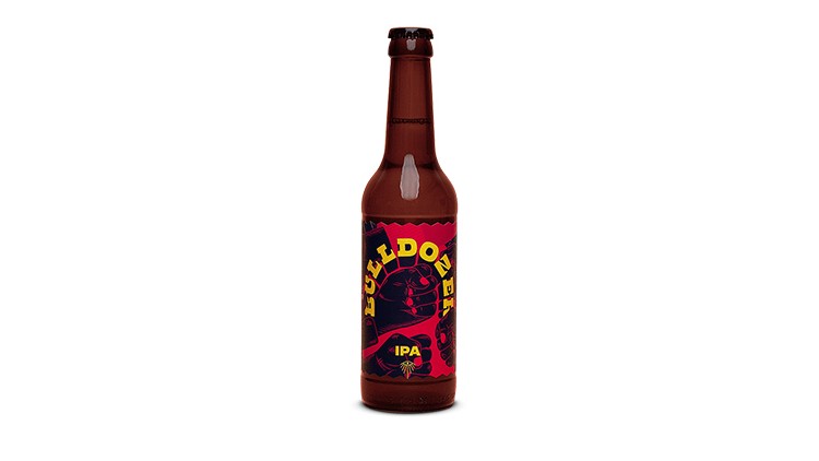 Braune Bierflasche mit rotem Etikett und gelbem Text „BULLDOZER IPA“ sowie einer Illustration eines Bullen.