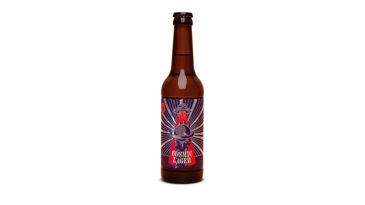 Braune Glasflasche mit Etikett in Lila, Rot und Weiß, darauf steht „Kosmisches Lager“, im Hintergrund Strahlenmuster.
