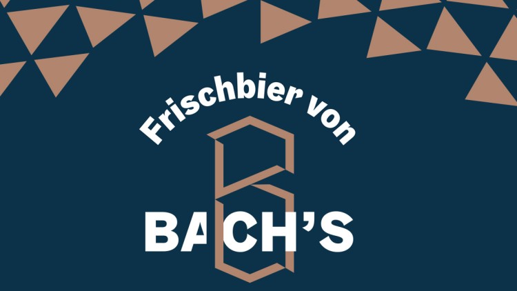 Dunkelblauer Hintergrund mit beigen Dreiecken, Schriftzug „Frischbier von BACH'S“ und stilisiertem sechseckigen Symbol in Beige.