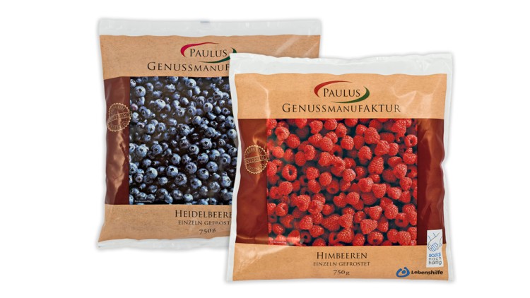 Zwei Packungen gefrorene Früchte der Marke Paulus Genussmanufaktur, Heidelbeeren und Himbeeren, jeweils 750 g, mit braunem Design.
