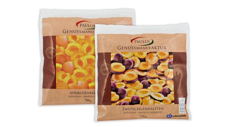 Zwei Plastikverpackungen mit Paulus Genussmanufaktur, Aprikosenhälften und Zwetschgenhälften, jeweils 750 g, einzeln gefroren.