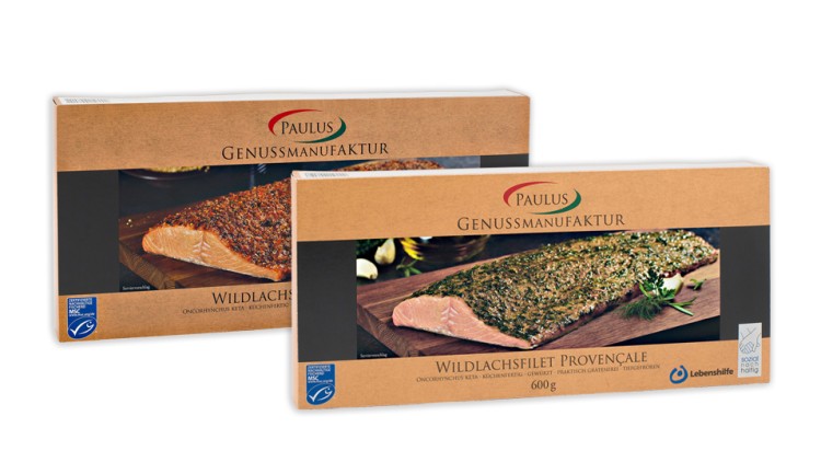 Zwei Verpackungen von Paulus Genussmanufaktur für Wildlachsfilet und Wildlachsfilet Provençale mit MSC-Label und Lebenshilfe-Logo.