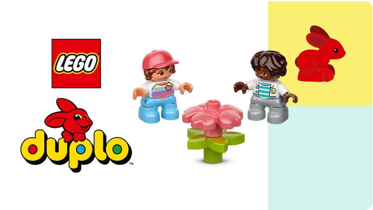 Zwei LEGO DUPLO Figuren, eine rosa Blume, das LEGO Logo, das DUPLO Logo und ein rotes Kaninchen-Symbol auf hellem Hintergrund.