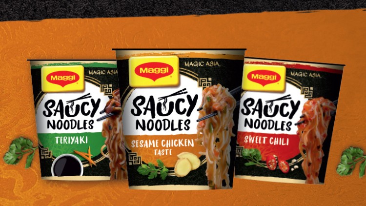 Drei Maggi Becher „Saucy Noodles“ in den Sorten Teriyaki, Sesame Chicken Taste und Sweet Chili vor orangenem Hintergrund.