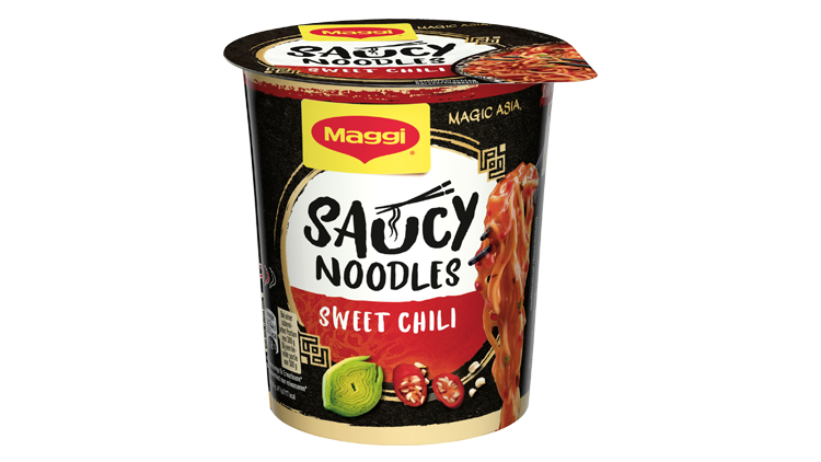 Schwarzer Maggi-Nudelbecher mit der Aufschrift Saucy Noodles Sweet Chili, darunter grüne Zwiebel und rote Chilischoten.