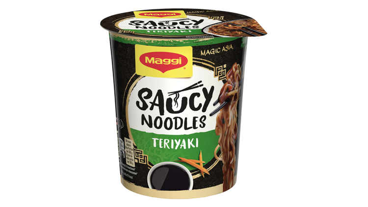 Becher mit der Aufschrift Maggi Saucy Noodles Teriyaki, asiatische Gestaltung und Abbildung von Nudeln mit Stäbchen.