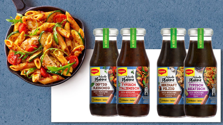 Links eine schwarze Pfanne mit bunter Gemüsepasta, rechts vier Maggi-Saucenflaschen mit unterschiedlichen Sorten und Beschriftungen.