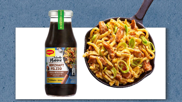 Eine Glasflasche mit Maggi Sauce neben einer Pfanne mit Spätzle, Fleischstreifen und Lauchringen auf weißem Untergrund.