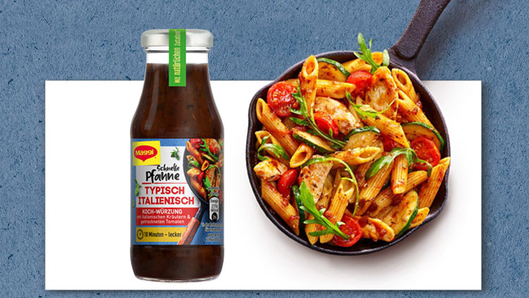 Eine Flasche „Maggi Schnelle Pfanne Typisch Italienisch“ steht neben einer Pfanne mit Penne, Zucchini, Tomaten und Rucola.