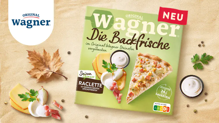 Produktverpackung „Wagner Die Backfrische“ Raclette Pizza mit der Aufschrift „NEU“ auf hellem Untergrund mit herbstlicher Dekoration.