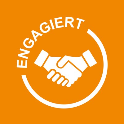 Weiße Grafik eines Händedrucks auf orangefarbenem Hintergrund mit dem weißen Schriftzug „ENGAGIERT“ in einem offenen Kreis.