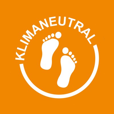Weißes Symbol mit zwei Fußabdrücken und dem Schriftzug „KLIMANEUTRAL“ auf orangem Hintergrund.