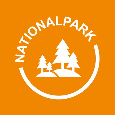 Weißer Schriftzug „NATIONALPARK” und stilisierte Bäume auf orangefarbenem Hintergrund in einem halbkreisförmigen Rahmen.