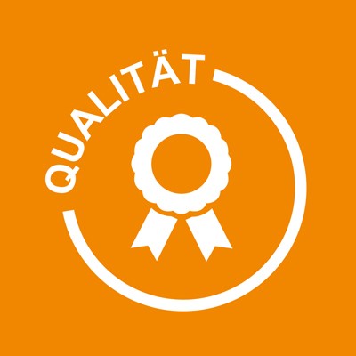 Ein weißes Symbol mit Schleife und zwei Bändern, umgeben von einem Kreisbogen und dem Wort „QUALITÄT“ auf orangefarbenem Hintergrund.