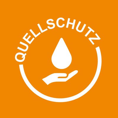 Ein weißes Symbol mit einer Hand, einem Tropfen und dem Schriftzug QUELLSCHUTZ auf orangefarbenem Hintergrund.