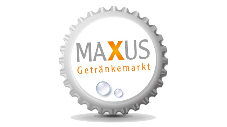 Ein silberner Kronkorken mit dem Schriftzug MAXUS in Grau und Orange sowie \