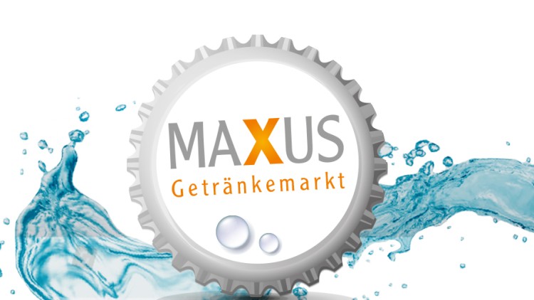 Silberner Kronkorken mit Text „MAXUS Getränkemarkt“, daneben Wassertropfen und Schriftzug „Erleben Sie die Vielfalt in Ihrem MAXUS Getränkemarkt“.