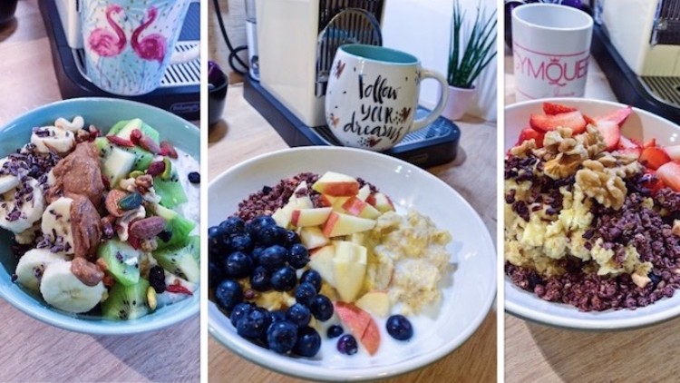 Drei Schüsseln mit Frühstücksgerichten aus Obst, Müsli und Nüssen, im Hintergrund Tassen und eine Kaffeemaschine.