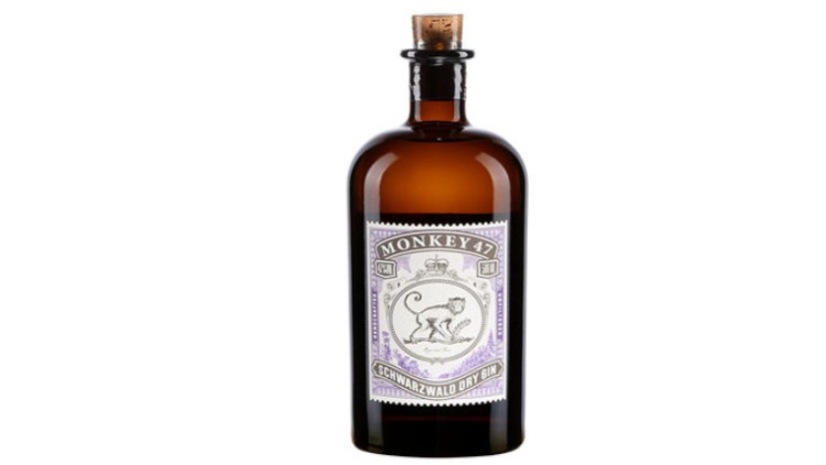Braune Glasflasche mit Korkverschluss und Etikett „Monkey 47 Schwarzwald Dry Gin“ mit gezeichneter Affengrafik.
